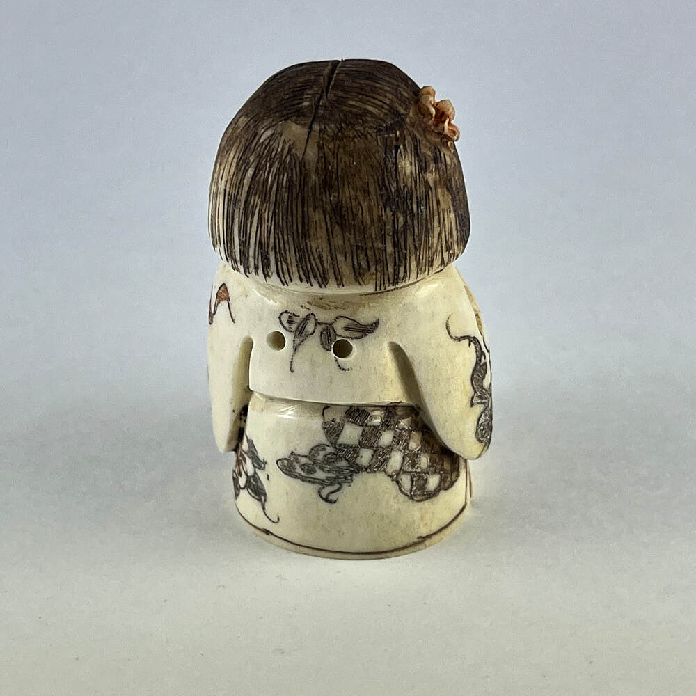 Статуэтка нэцкэ Красавица с веером и посохом