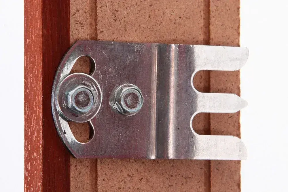 Крепеж для установки дверей