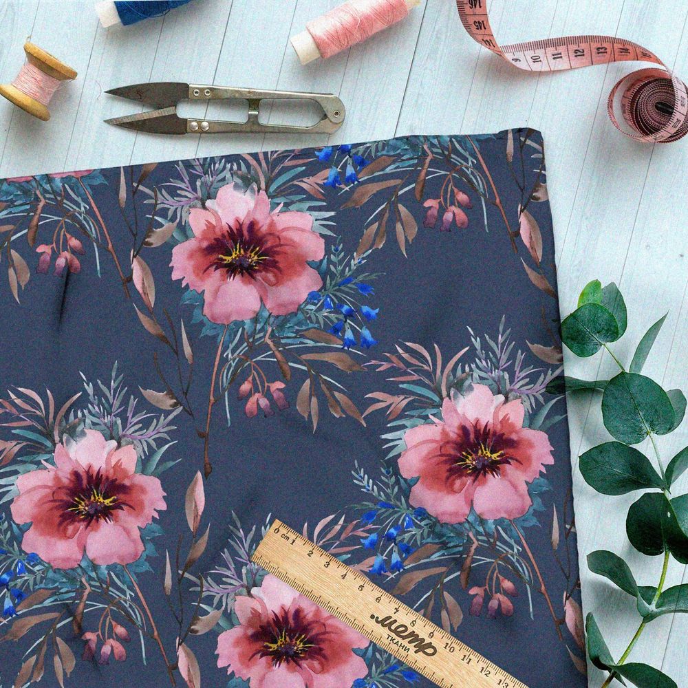 Ткань флис приглушённые розовые цветы на сером фоне