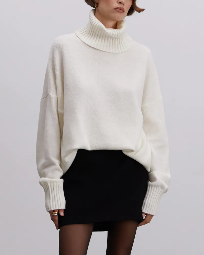 Свитер из шерсти с высоким воротником молочный