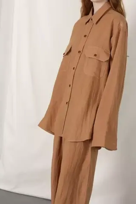 Объемная рубашка из льна карамельного цвета