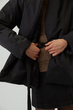 Зимняя куртка на запах из черной бархатистой мембраны