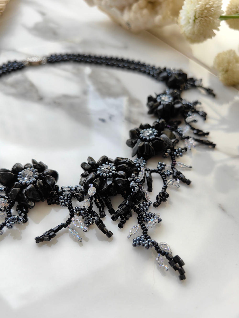 Колье "Цветы" ручной работы из бисера с камнем агат и кристаллами Swarovski