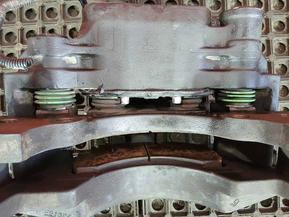 Суппорт передний правый 2023г