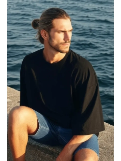 Футболка черная оверсайз с принтом на спине