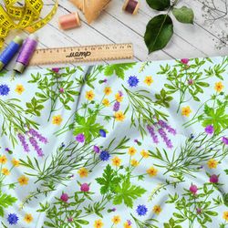 Ткань поплин полевые цветы и сочная зелень на голубом фоне