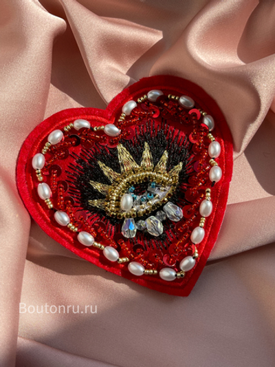 Нашивка сердце с глазом со стразами и пайетками 8х9