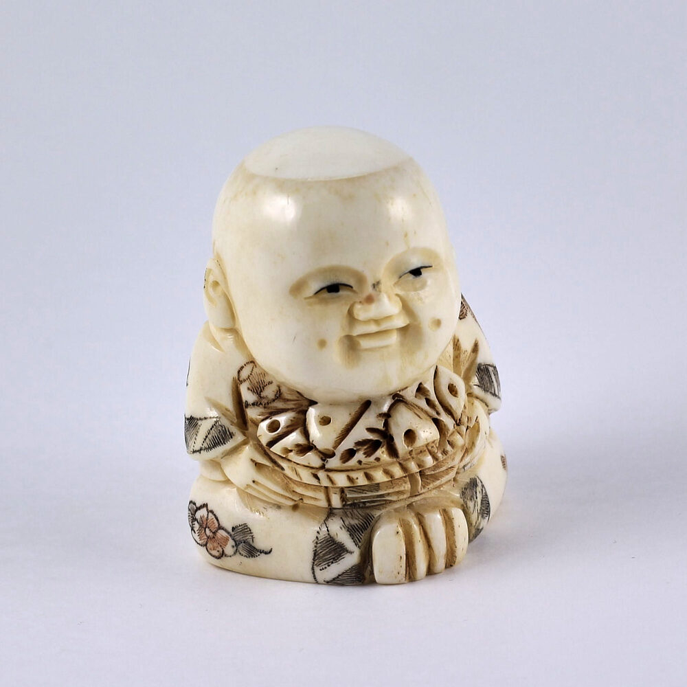 Нэцкэ Ребенок с корзиной рыбы