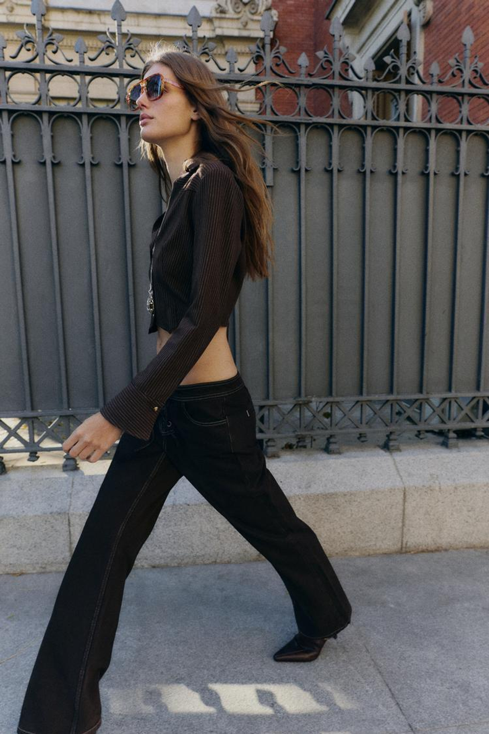 ZARA УКОРОЧЕННАЯ РУБАШКА В ПОЛОСКУ С ПОДПЛЕЧНИКАМИ, КОРИЧНЕВЫЙ/ЭКРЮ