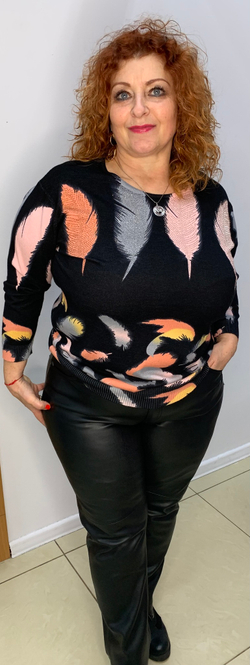 Тонкий джемпер с изображением цветных перьев