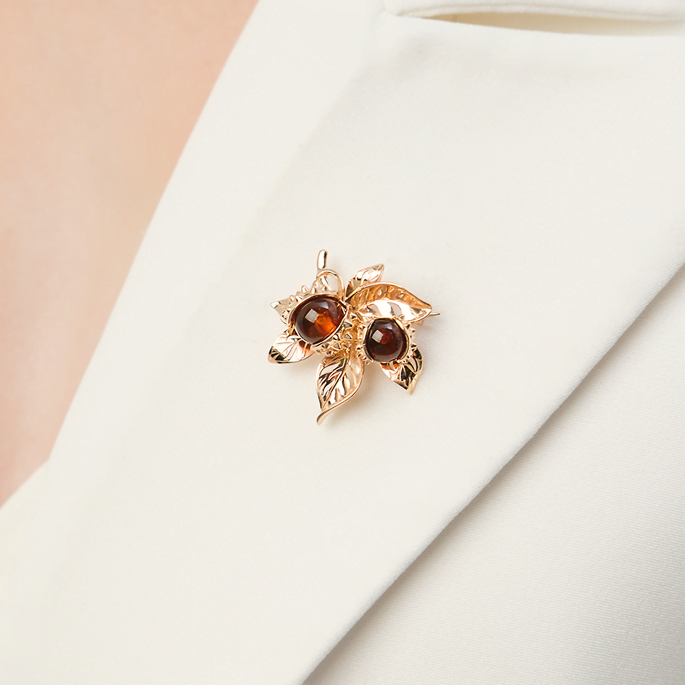 Брошь «Каштан» из красного золота с янтарём