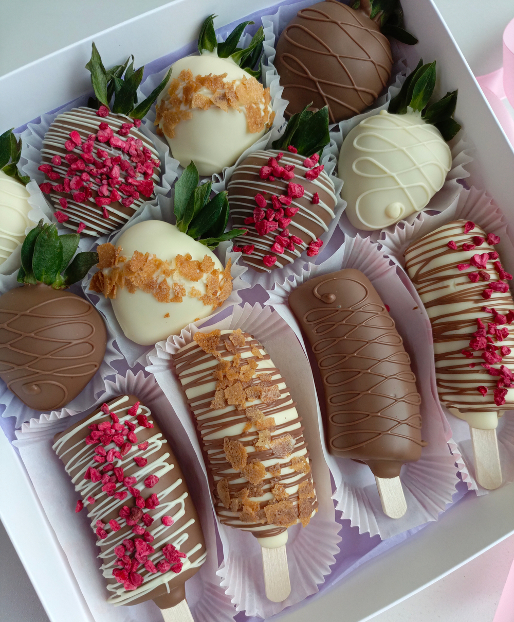 Клубника в шоколаде и бананы в шоколаде