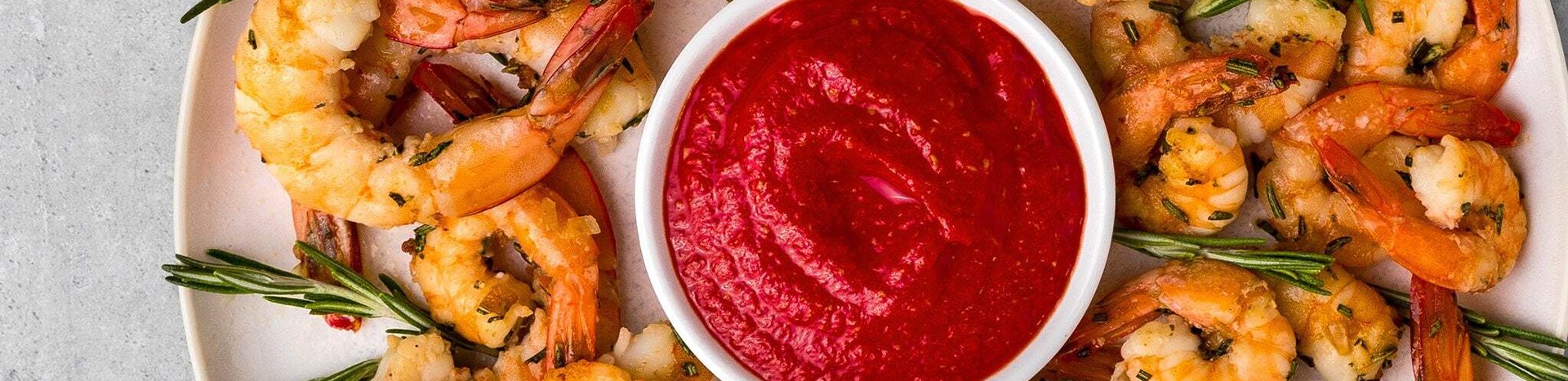 Креветки с пряным томатно-хреновым дипом