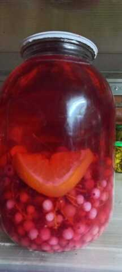 Компот из красной смородины и апельсина