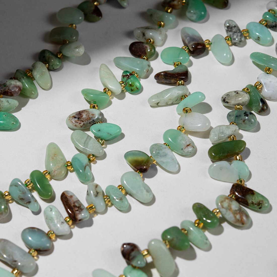 Хризопраз с халцедоном натуральный, перышки, 10-19мм