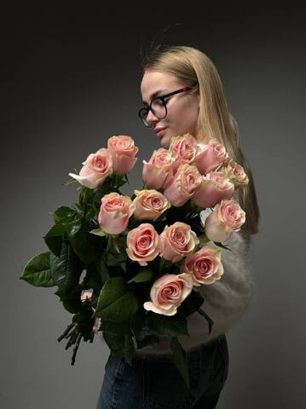 Букет из 15 розовых роз под ленту