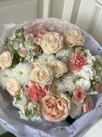 Букет из кустовых пионовидных роз, маттиолы, диантусов и хризантемы