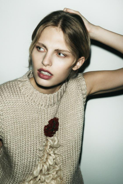 ZARA ТРИКОТАЖНЫЙ ЖИЛЕТ С НОВОГОДНЕЙ ЕЛКОЙ, ЭКРЮ