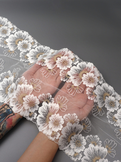 Вышивка на сетке теплая белая с золотым люрексом неэластичная ширина 21 см