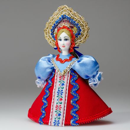 Малая подвесная кукла в сарафане с голубыми рукавами