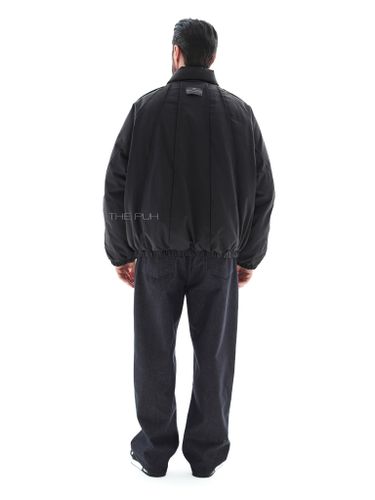 Утепленный черный бомбер с рельефными швами