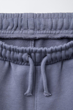 ZARA КОМПЛЕКТ ИЗ ФУТБОЛКИ И ШОРТОВ-БЕРМУДОВ ИЗ МЯГКОЙ ТКАНИ, ЦВЕТ МАЛЬВЫ