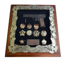 Панно с пистолетом ­ТТ и наградами СССР