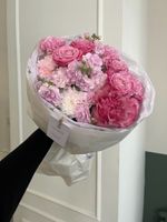 Букет из кустовых пионовидных роз, хризантемы в розовом оттенке и маттиолы