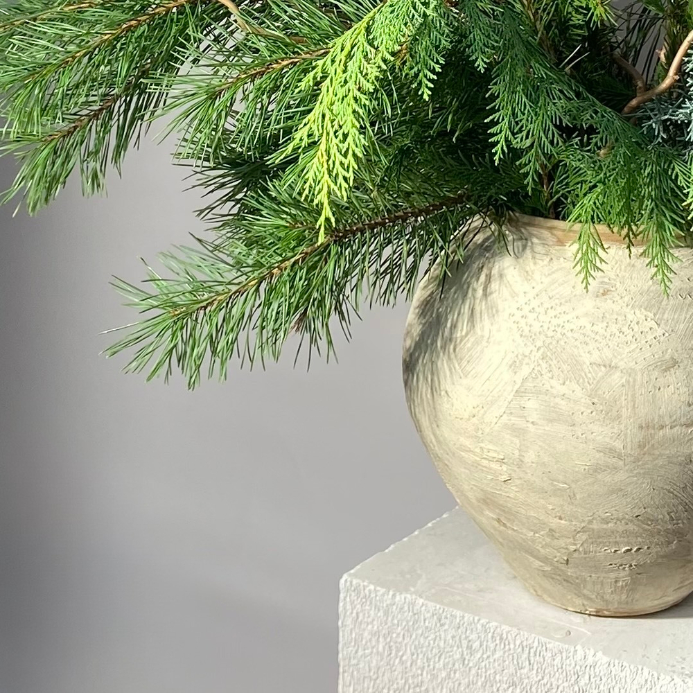 Интерьерная композиция в вазе Дыхание хвойного леса