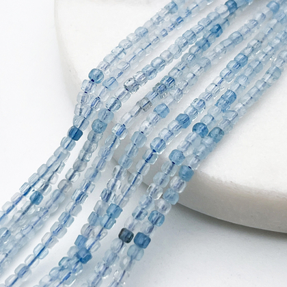 Аквамарин бусины, куб, размер около 2,2 мм, цена за отрезок 19 см (1/2 нити)