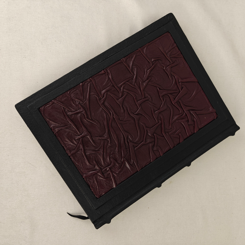 Книга в переплете из натуральной кожи "Великие имена России" в футляре