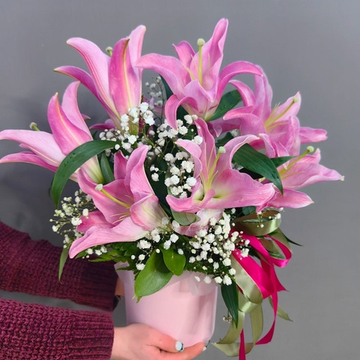 Шляпная коробка с розовыми лилиями