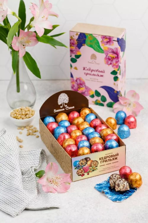 Кедровый грильяж Праздничный / клюква, черника, облепиха / шоу-бокс/ 600 г / ТМ Сибирский кедр