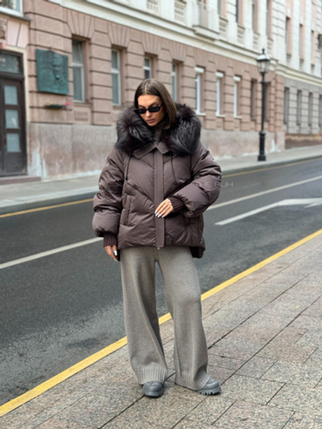 Шоколадный пуховик с удлиненной спинкой и мехом енота