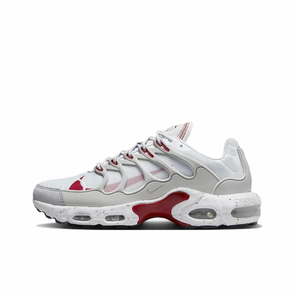 alt="Nike Air Max Terrascape Plus Pure Platinum Gym Red DV7513-001 белые с красными акцентами вид сбоку на белом фоне"