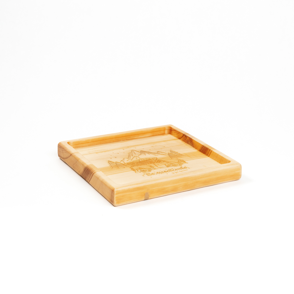 Деревянная менажница из кедра для подачи блюд и закусок с гравировкой "Волшебство не за горами"