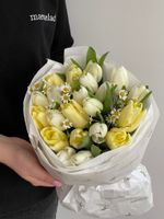 Букет из 21 белых, лимонных тюльпанов и ромашек