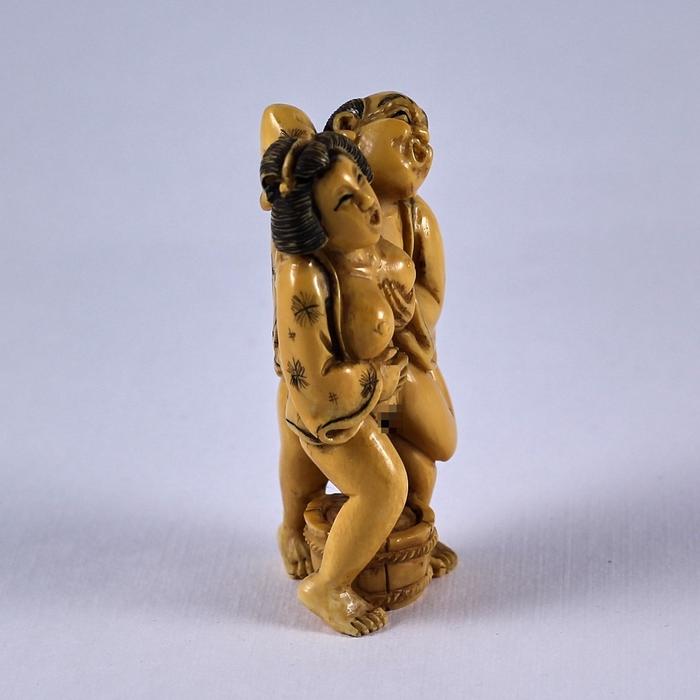 Эротическая статуэтка нэцкэ Любовь в одежде