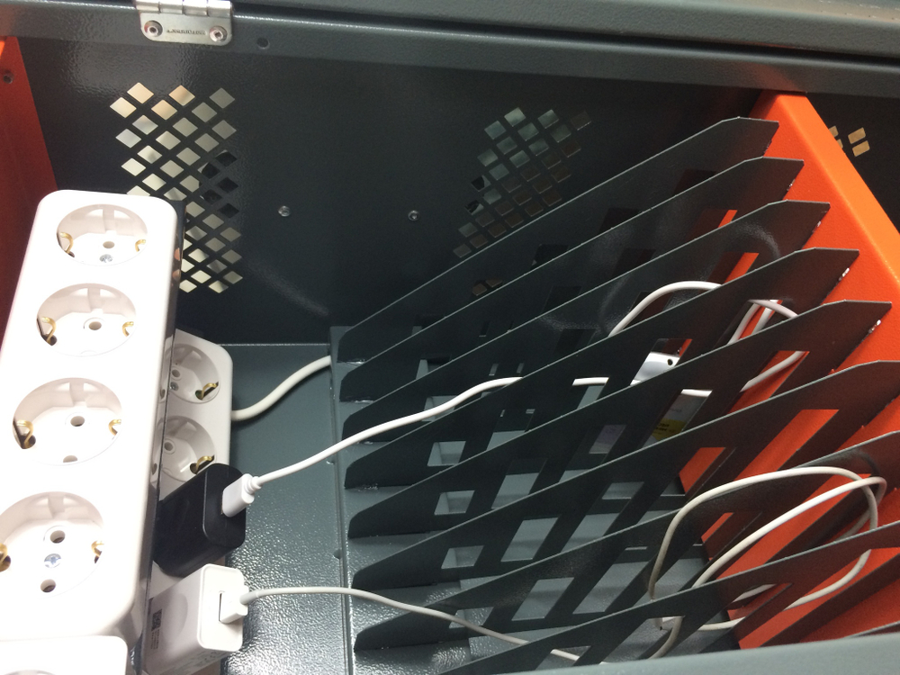 Навесной шкаф c розетками для зарядки 20 планшетов