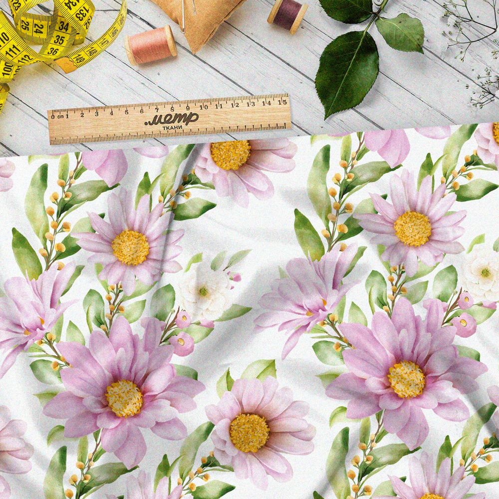 Ткань атлас нежные розовые цветы и акварельные листья на белом фоне