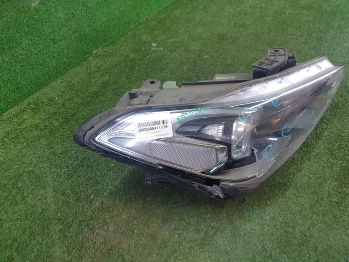 Битая Фара правая Genesis G70 (2017-2021) LED
