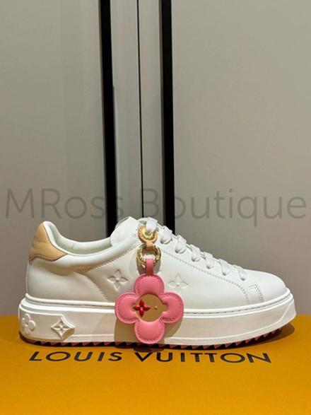 Женские кеды Louis Vuitton Time Out в белом цвете с брелком монограм