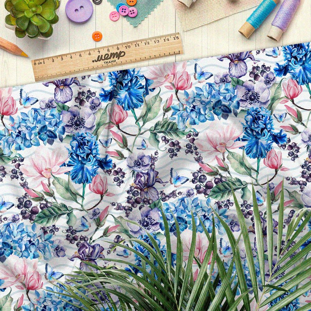 Ткань штапель разноцветные ирисы и смородина на белом фоне