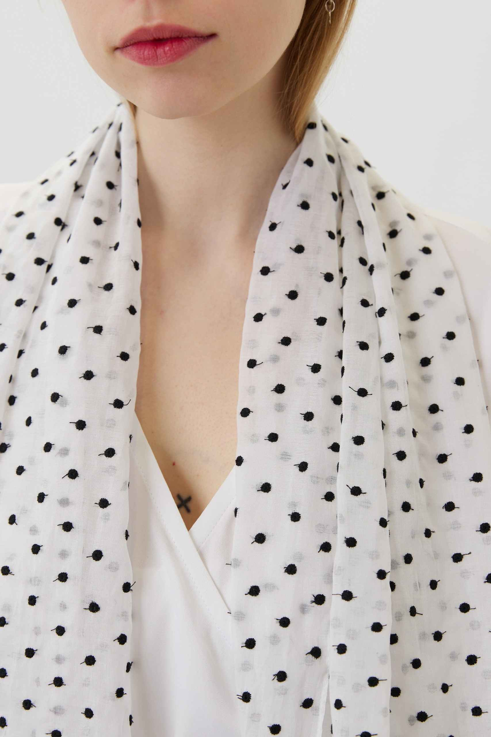Шарфик из белого батиста в горох