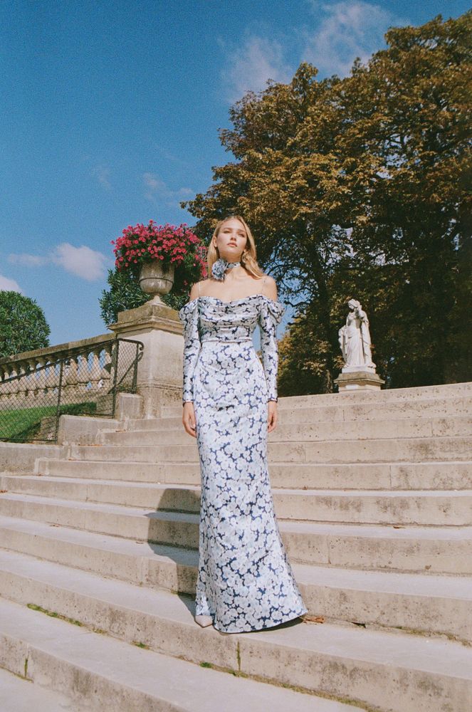 Marlen, платье макси синее из атласа со средними голубыми цветами