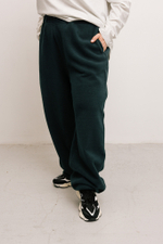 Джоггеры из футера барашек в зеленом