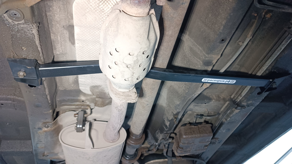 Распорка средняя нижняя Hyundai Santa Fe 2 (2-го поколения) CM (ПОД ЗАКАЗ)