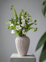 зеленый букет с белыми лилиями