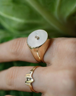 печатка «глаза Солнца» из перламутра с бриллиантом