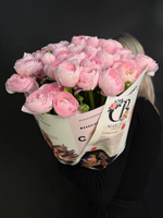 Букет 49 ранункулюсов в цветочной газете